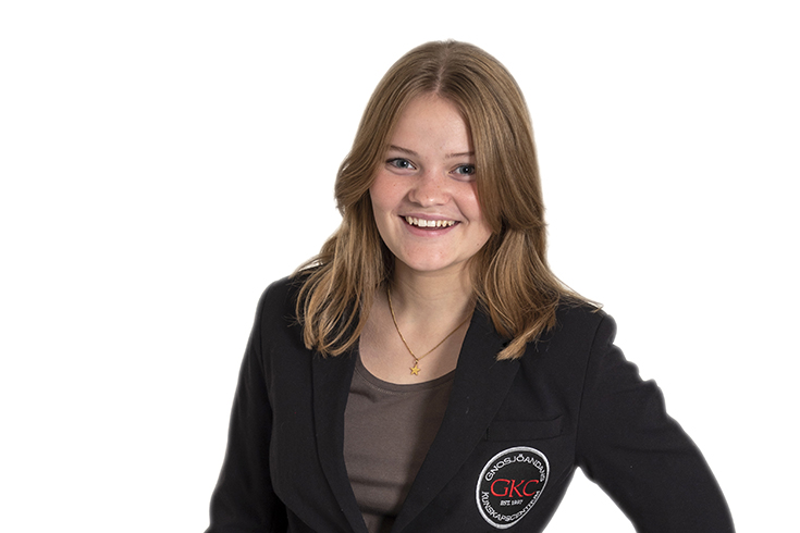 Brunhårig tjej i svart GKC-kavaj