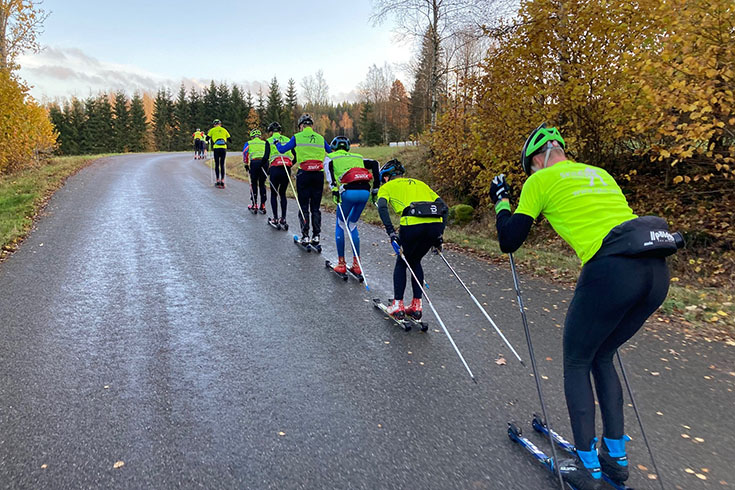 Ungdomar på rullskidor på väg i gula t-shirts