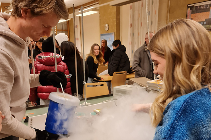 En man och tjej vid laboration