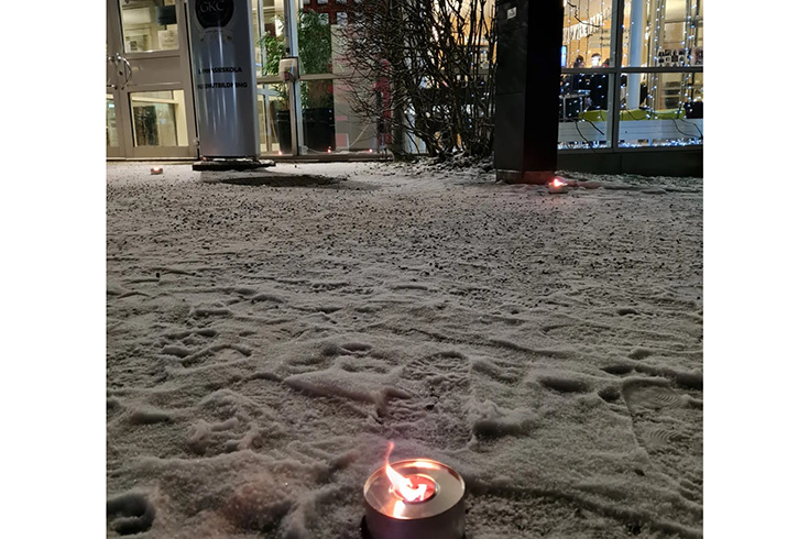 marschall i snö utanför glasbyggnas