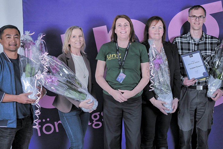 5 personer med blommor