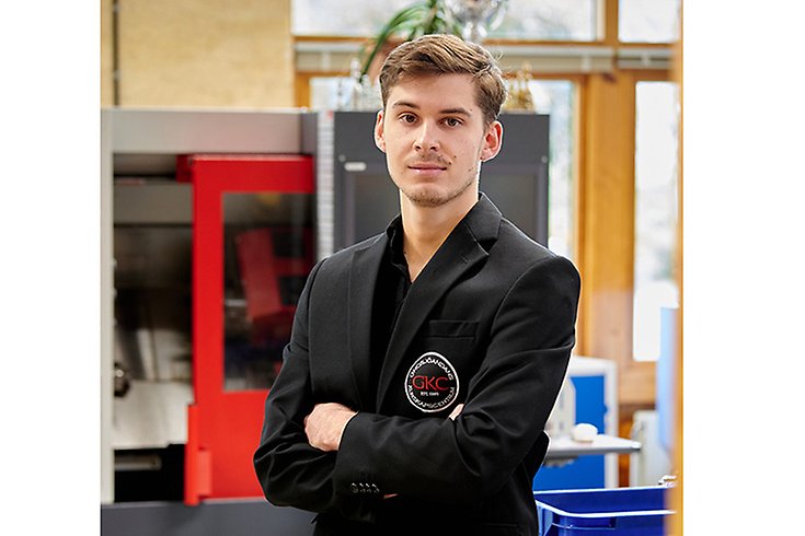 Kille i kavaj vid maskin